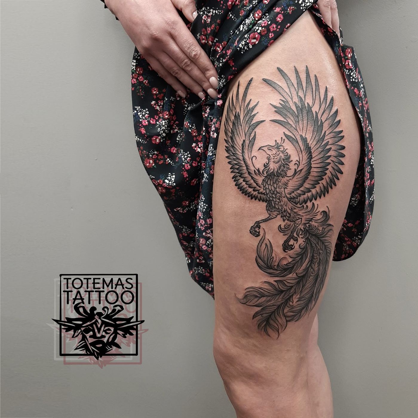 Juodai pilkas feniksas ant šlaunies