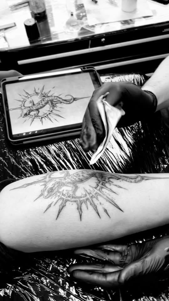 Saulės piešinys: trafaretas ir tatuiruotė ant rankos